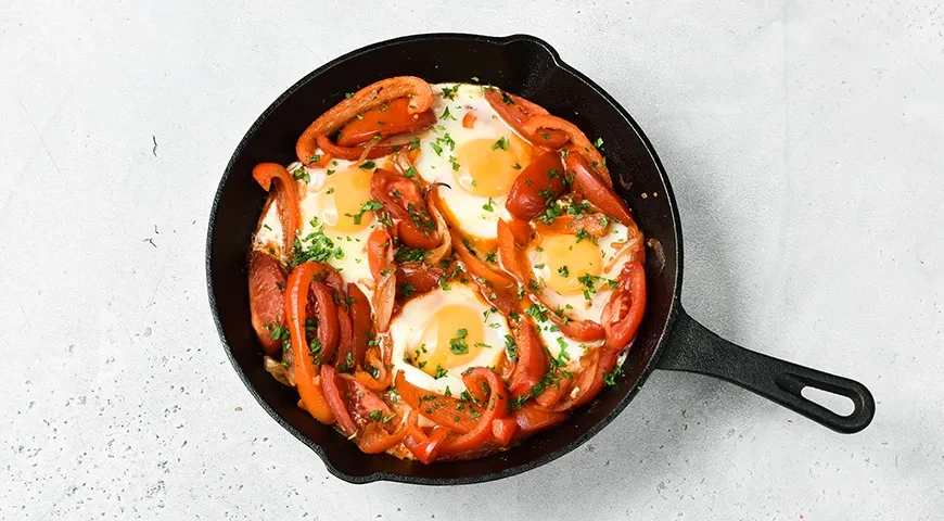 Шакшука: яичница с томатами и луком классическая: шаг 6