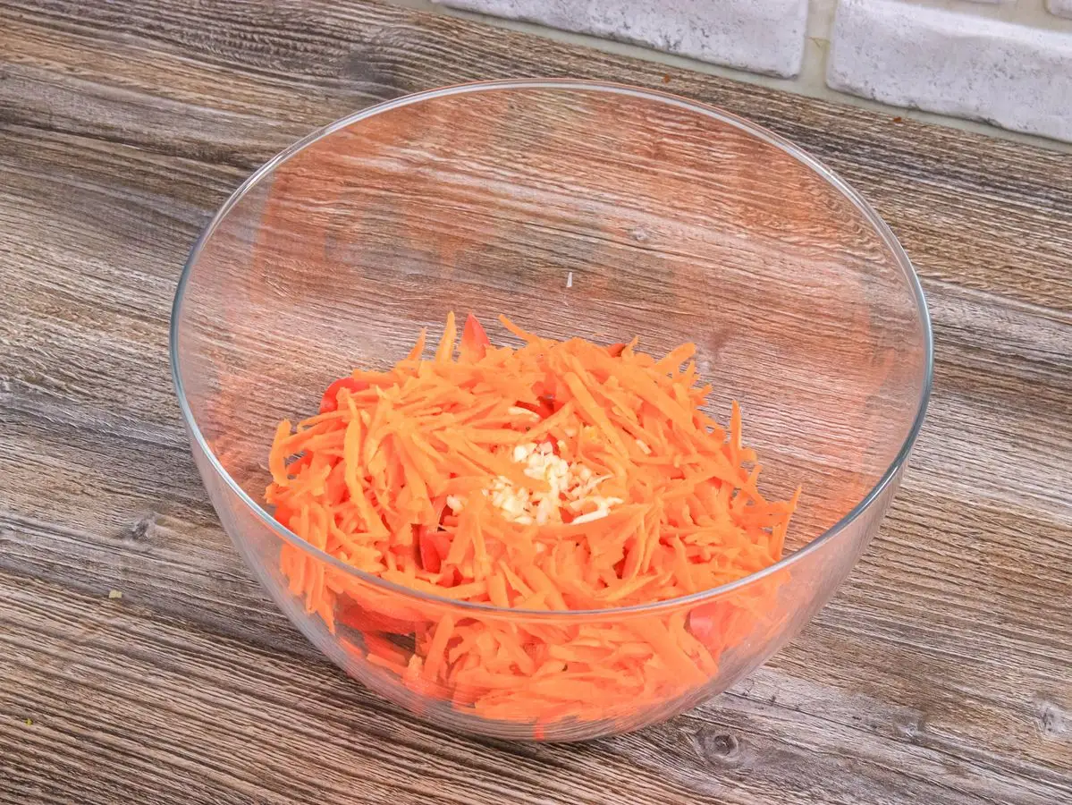 Шаг 6: Шампиньоны по-корейски с морковью