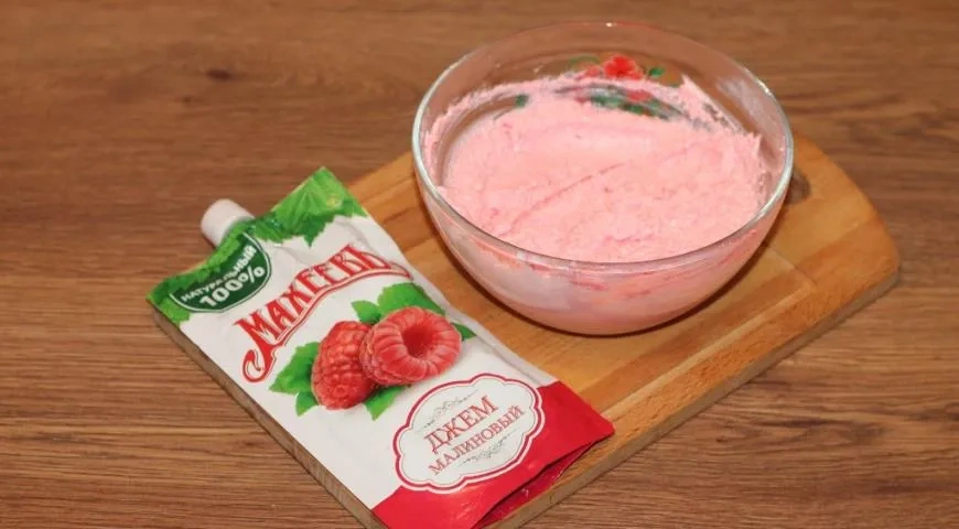 Слоеный пирог с малиновым джемом Махеевъ к 8 марта: шаг 6