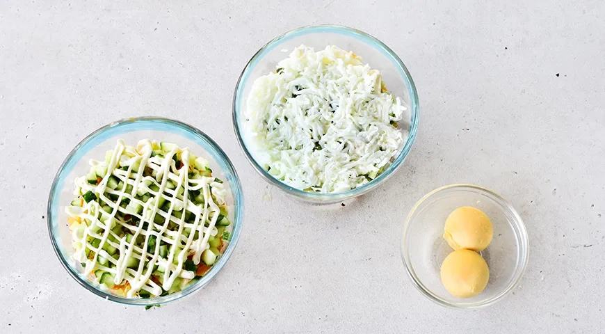 Слоеный салат с консервированной горбушей: шаг 6