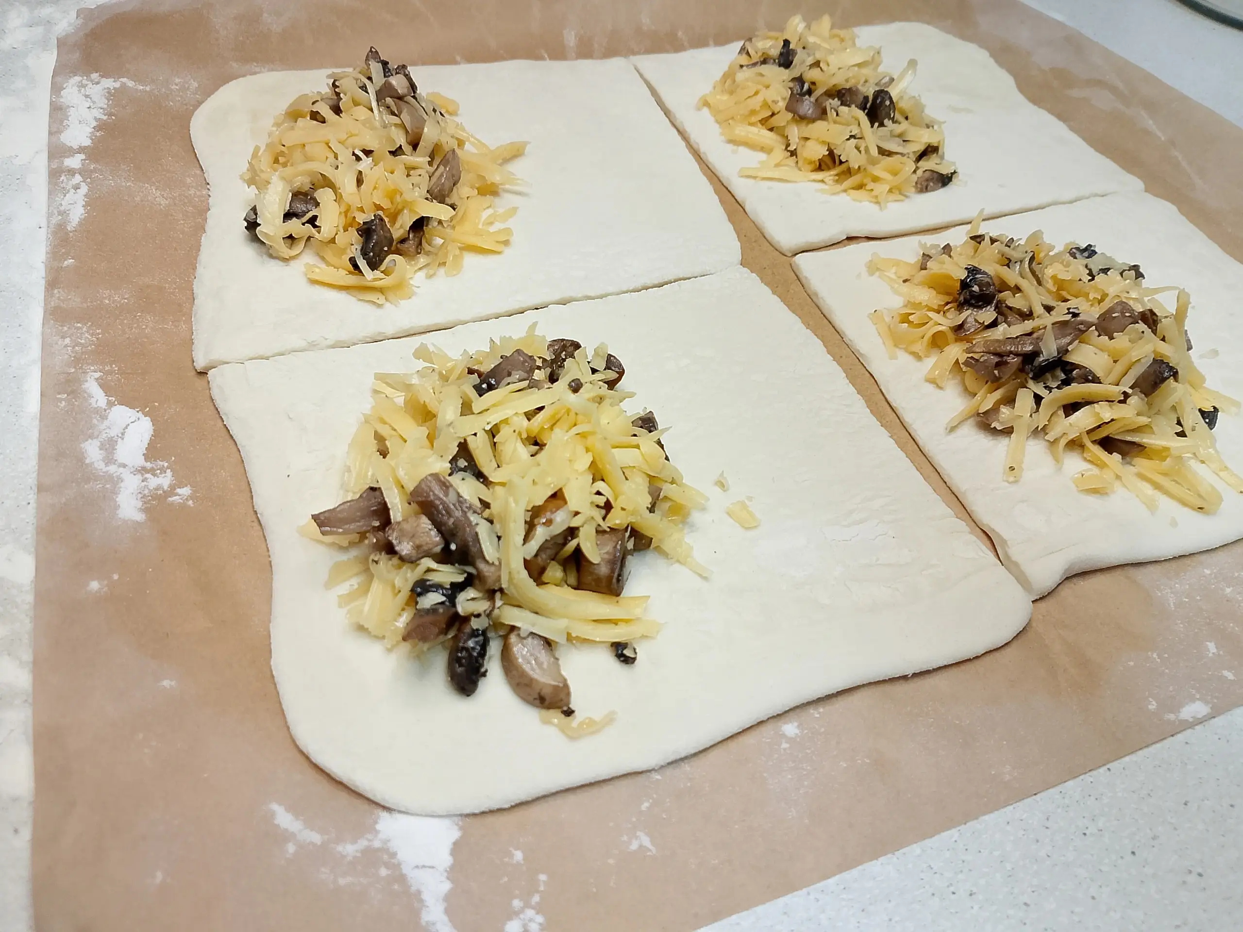 Шаг 6: Слойка с грибами и сыром