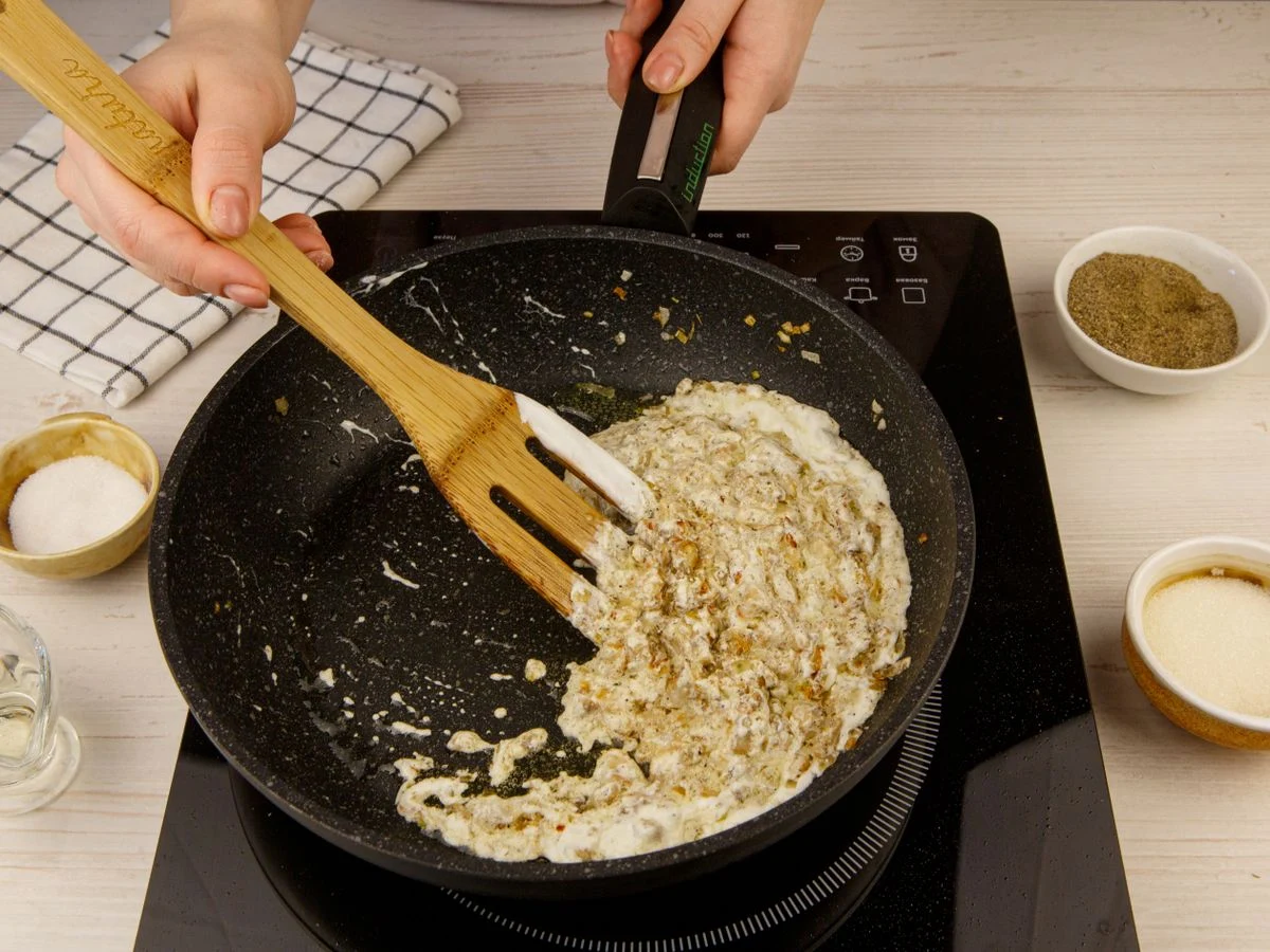 Шаг 6: Сметанный соус с шампиньонами