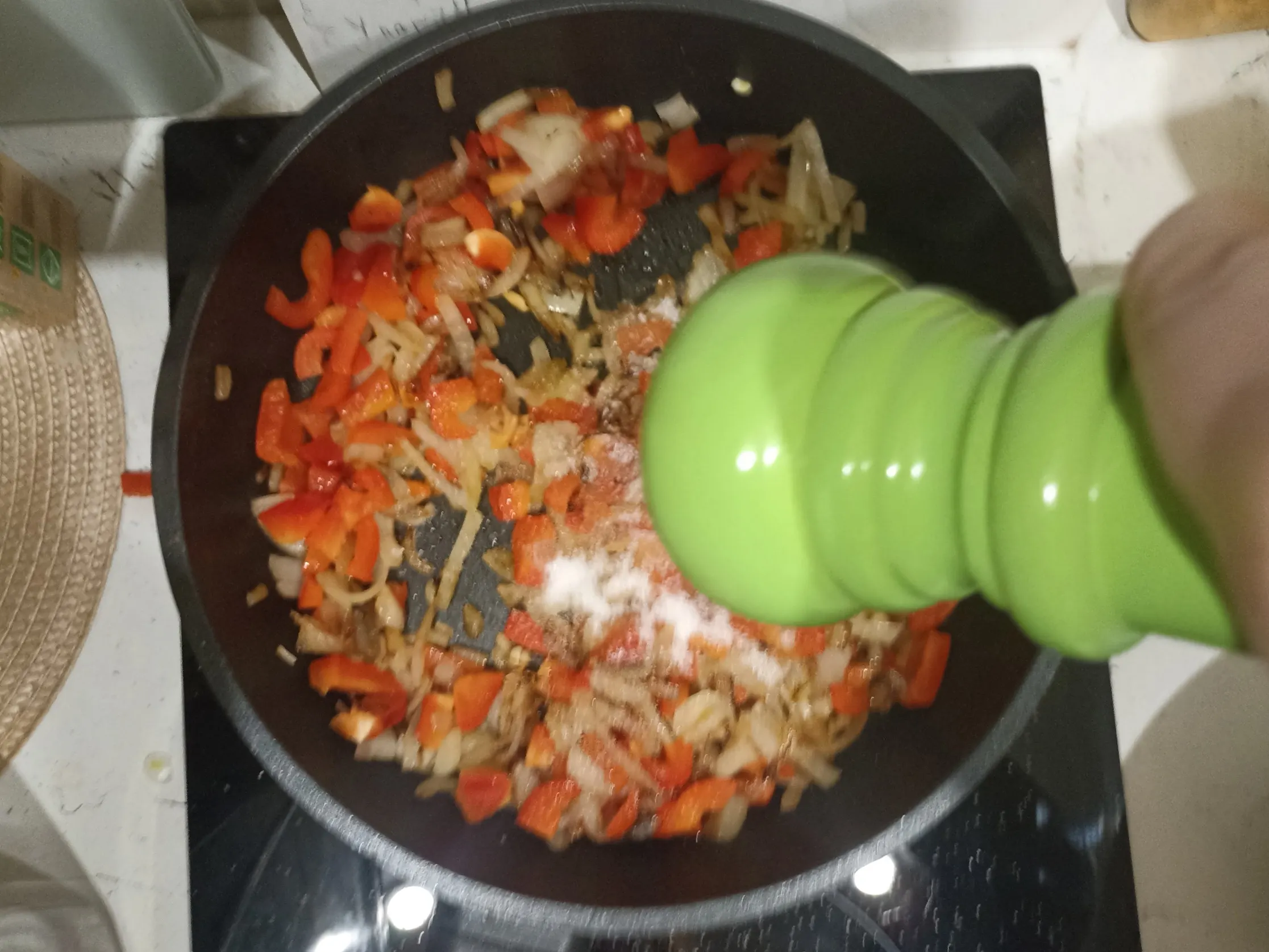 Шаг 6: Сосиски, тушенные с овощами