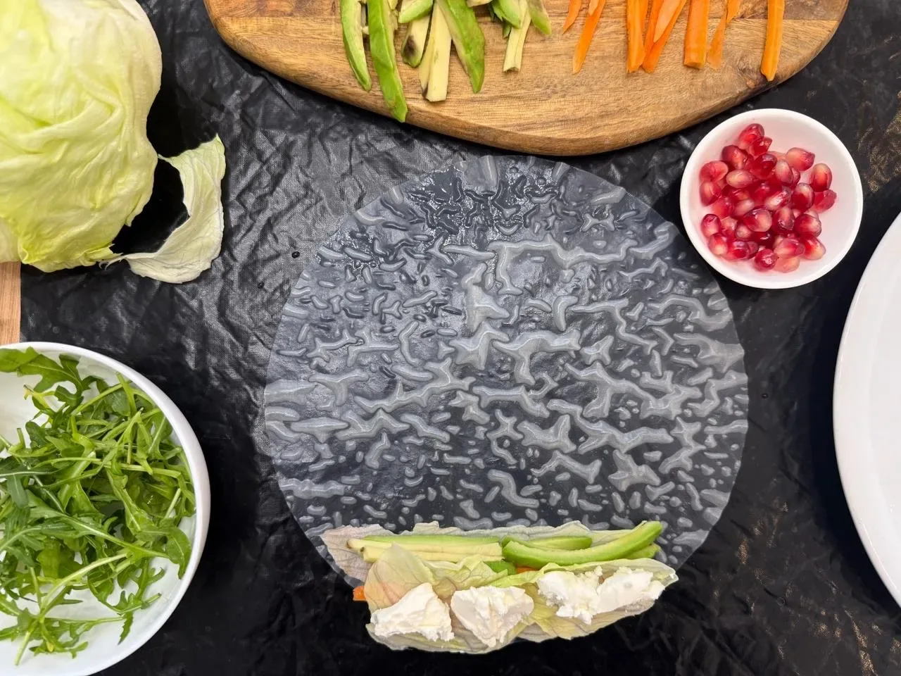 Шаг 6: Спринг роллы с креветками, авокадо и гранатом