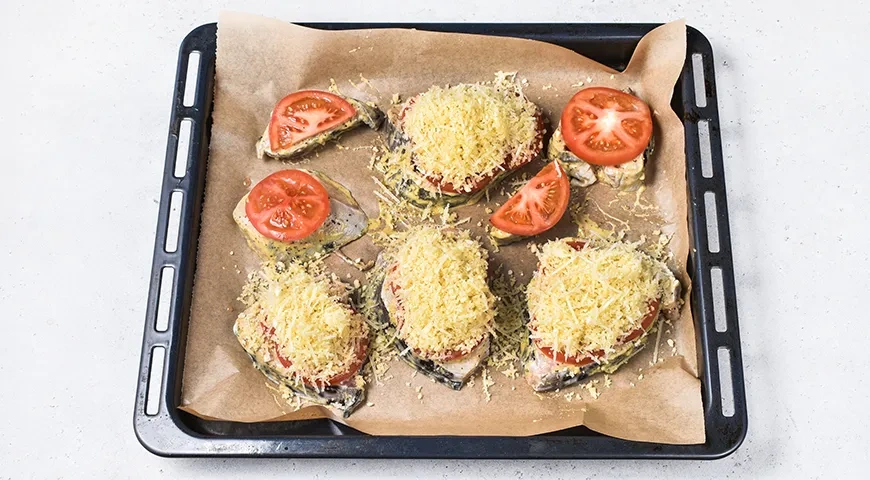 Стейк зубатки, запеченный с сыром и помидорами в духовке: шаг 6
