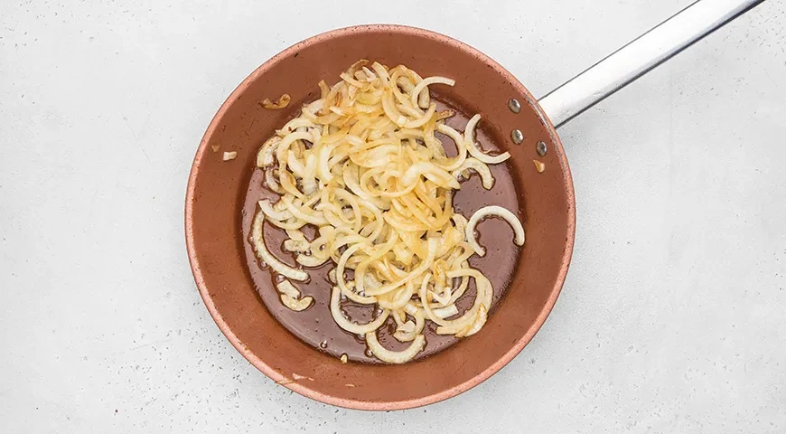 Судак с луком на сковороде: шаг 6