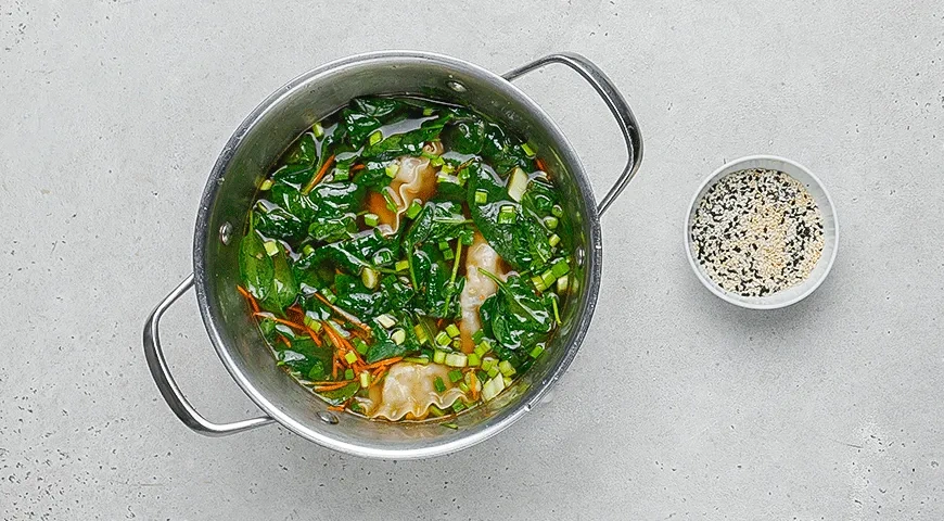 Суп с дамплингами и шпинатом: шаг 6