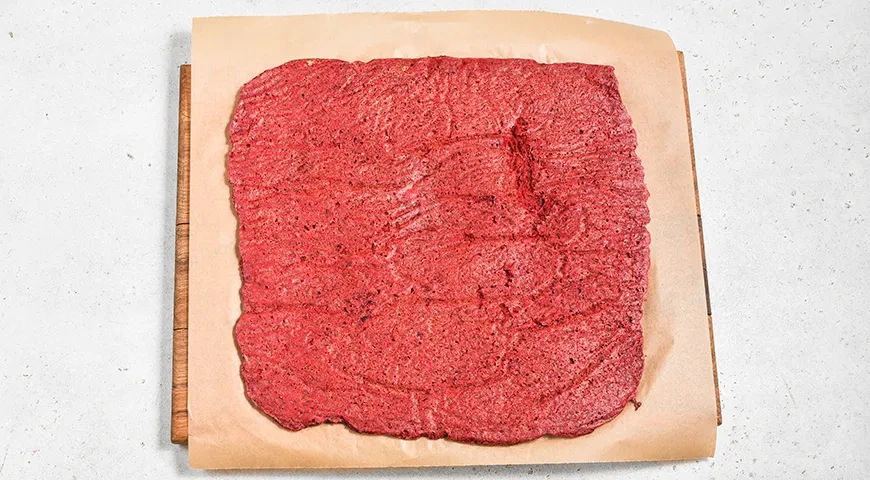 Свекольный рулет с сельдью и творожным сыром: шаг 6