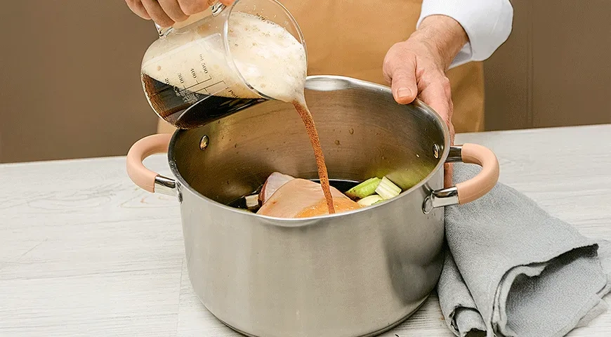 Свиная рулька в темном пиве с квашеной капустой: шаг 6