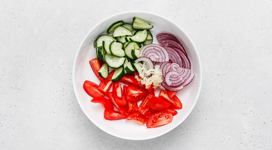 Теплый салат из огурцов, помидоров и баклажанов: шаг 6