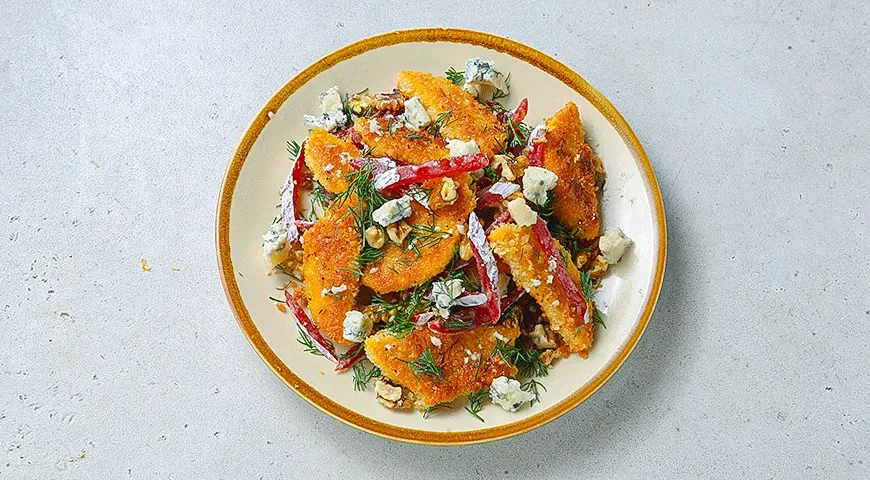 Теплый салат с хрустящей тыквой и колбасой: шаг 6