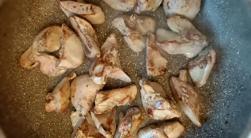 Теплый салат с куриной печенью в медовом соусе и яйцом пашот: шаг 6