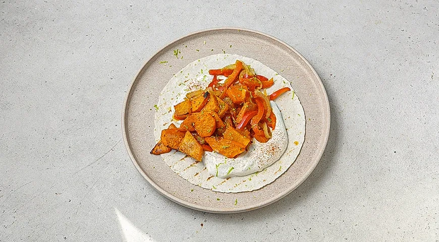 Тортилья с бататом, запеченным в духовке дольками: шаг 6