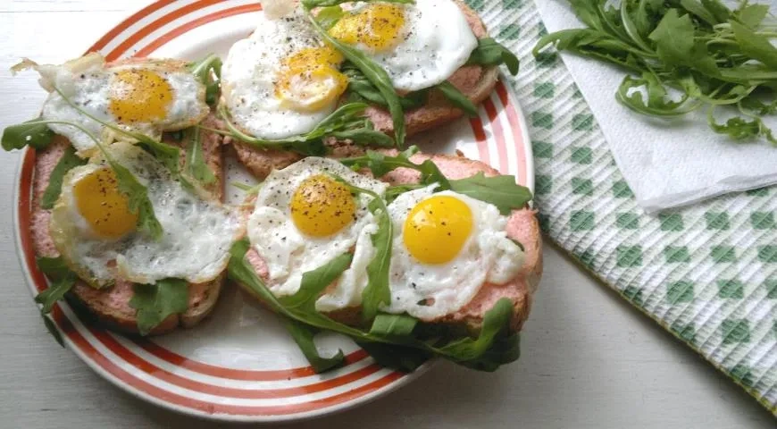 Тосты с икрой мойвы, рукколой и перепелиными яйцами: шаг 6