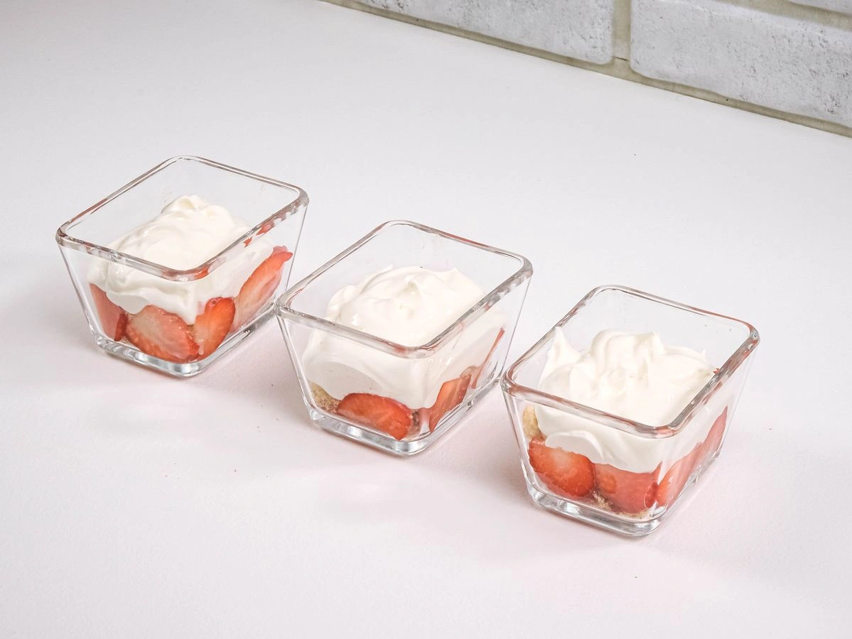 Шаг 6: Трайфл с клубникой