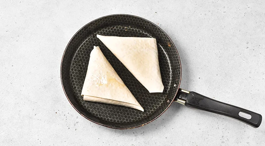 Треугольники из лаваша с фаршем и сыром: шаг 6