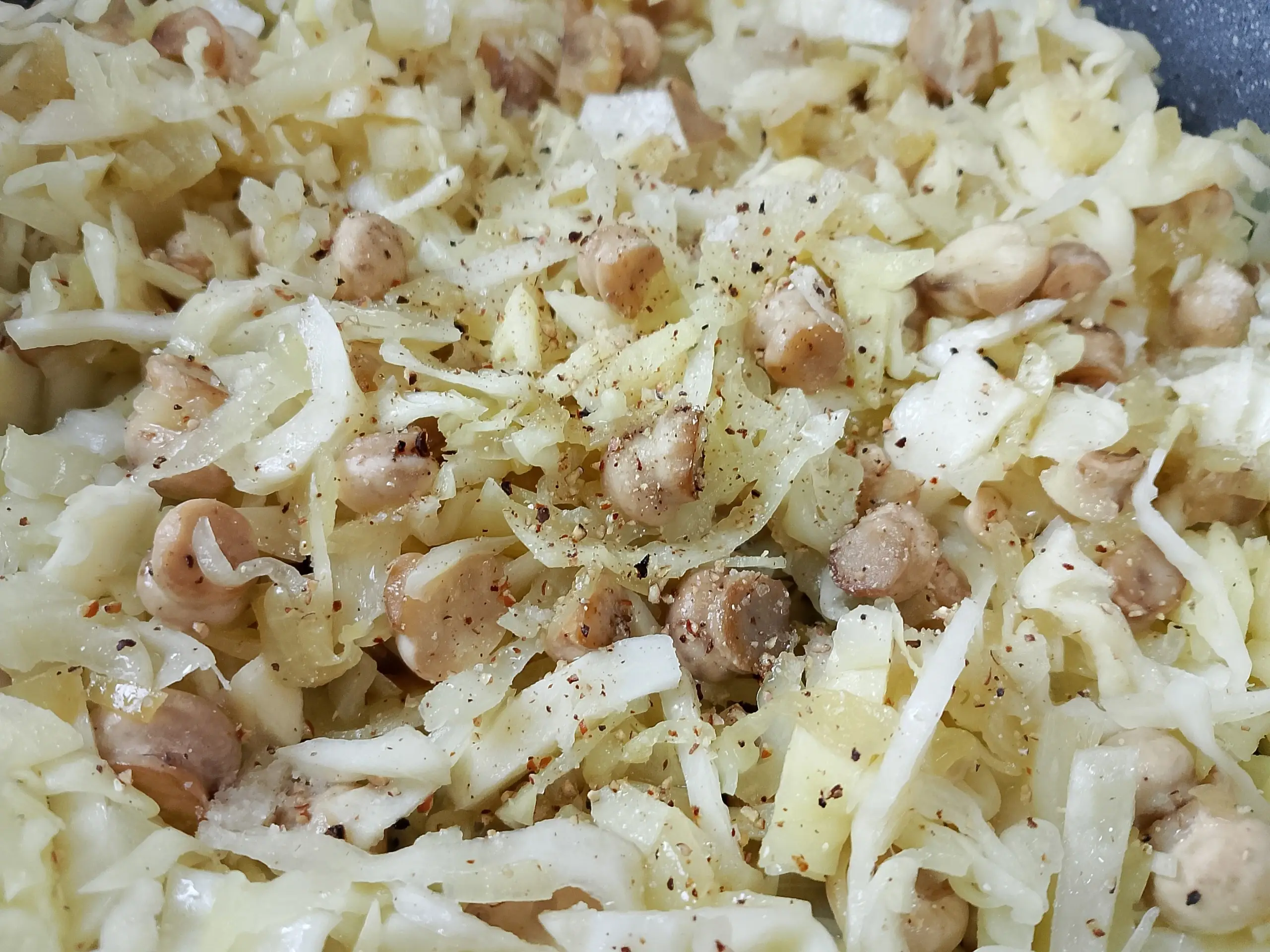 Шаг 6: Тушеная капуста с грибами