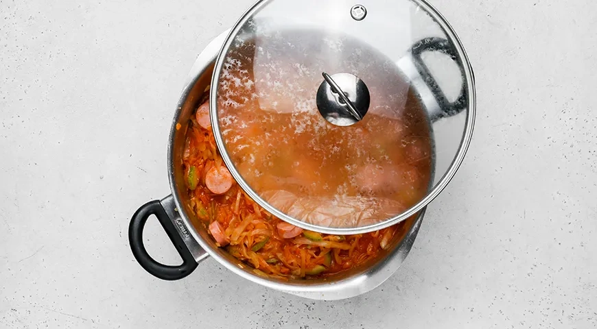Тушеная капуста с кабачком и сосисками: шаг 6