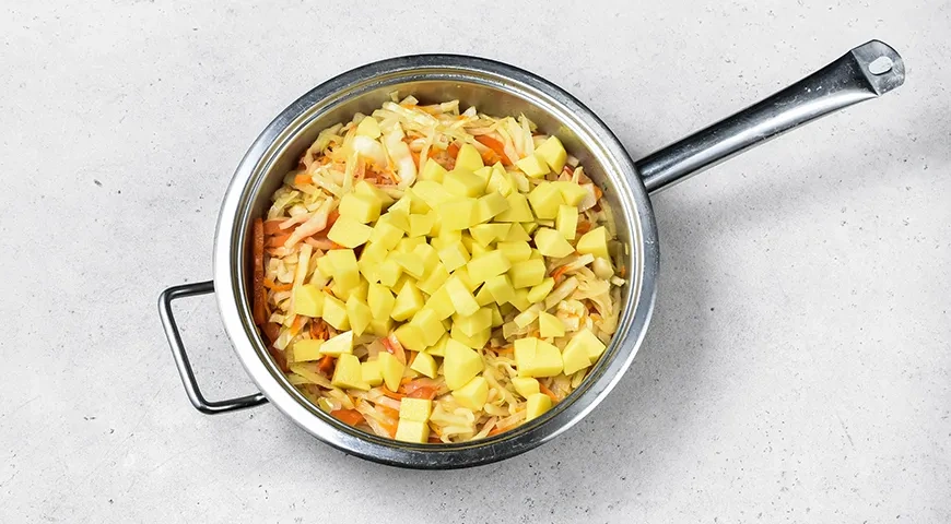 Тушеная капуста с картошкой: шаг 6