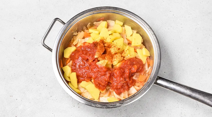 Тушеная капуста с картошкой и сосисками: шаг 6