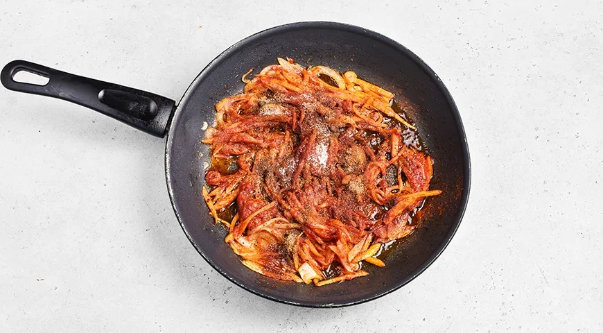 Тушеная капуста с рисом и тушенкой: шаг 6