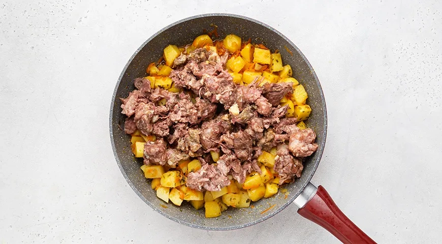 Тушеная картошка с тушенкой: шаг 6