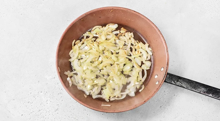 Тушеная рыба с овощами и сметаной на сковороде: шаг 6