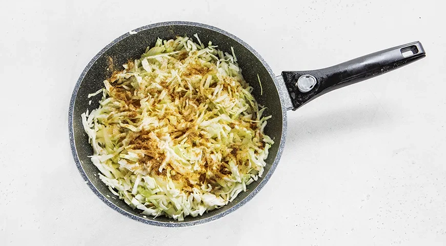 Тушенная капуста с шампиньонами: шаг 6