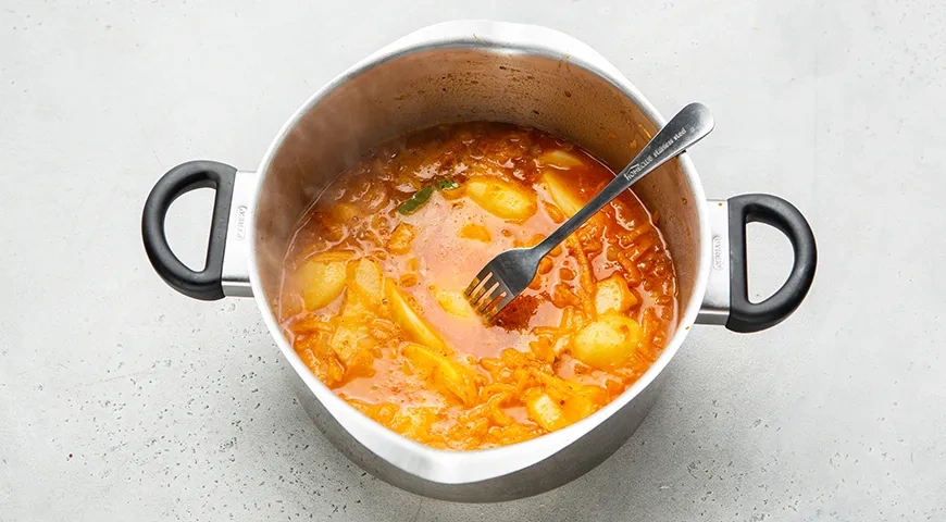 Тушенная картошка с томатной пастой: шаг 6