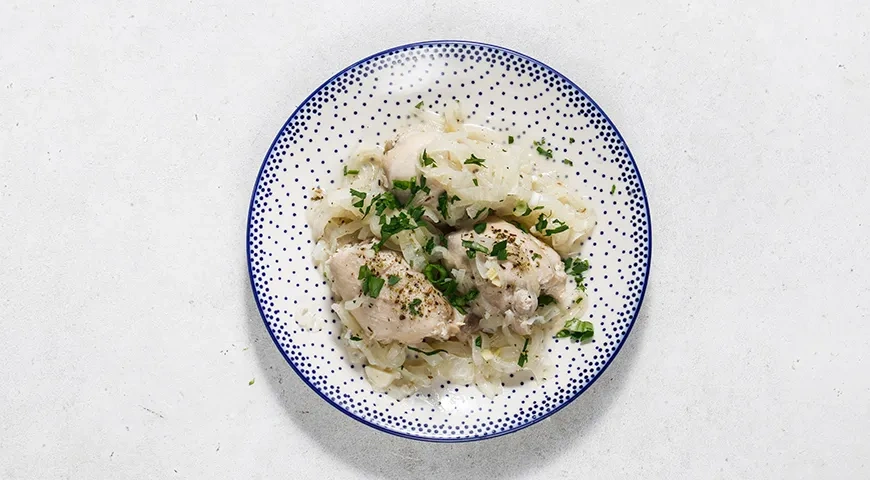 Тушеные куриные бедрышки с луком: шаг 6