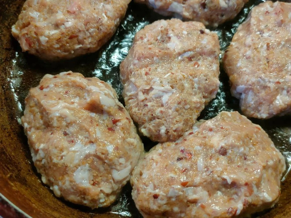 Шаг 6: Тушеные куриные котлеты с фасолью