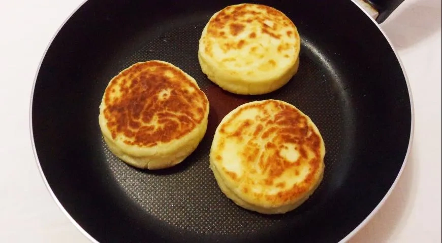 Творожные сырники с соусом из черной смородины: шаг 6