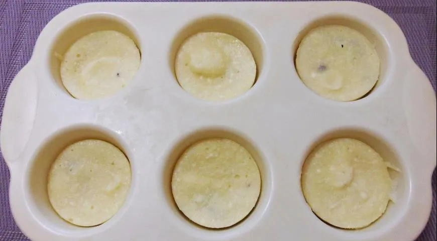 Творожный пудинг с изюмом в микроволновке: шаг 6