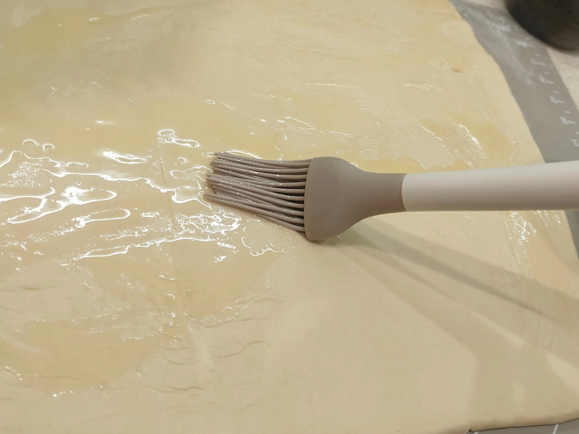 Шаг 6: Ушки с сахаром и корицей из слоеного теста