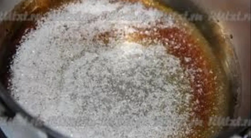 Яблочный пирог с малиной, кардамоном и миндалем: шаг 6