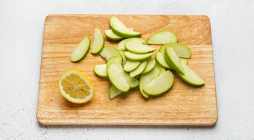 Яблочный рулет на сгущенном молоке: шаг 6