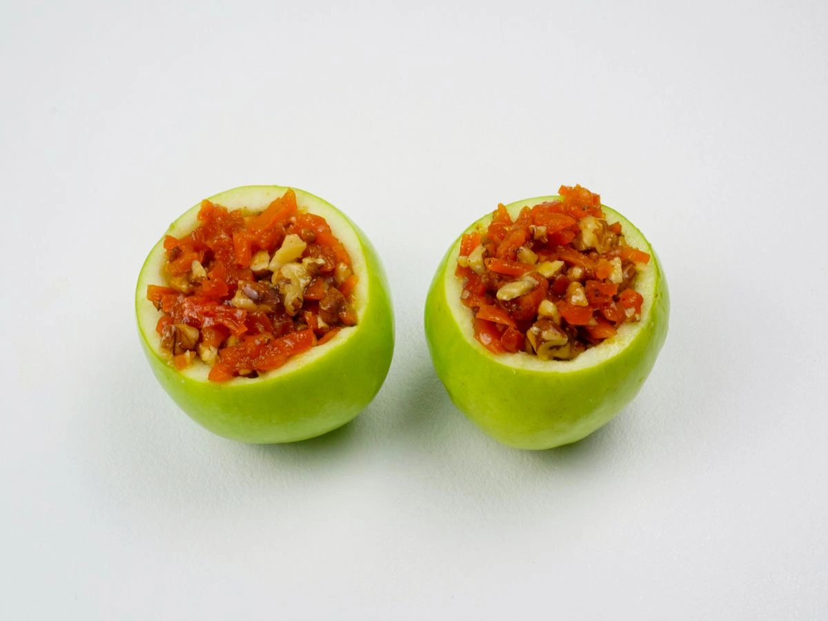 Шаг 6: Яблоки, запеченные с курагой и грецким орехом