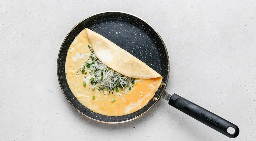 Яичный конвертик с сыром: шаг 6