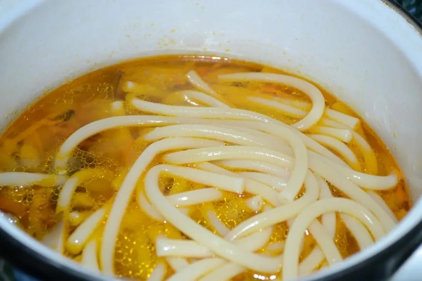 Юшка с вешенками и соломкой: шаг 6