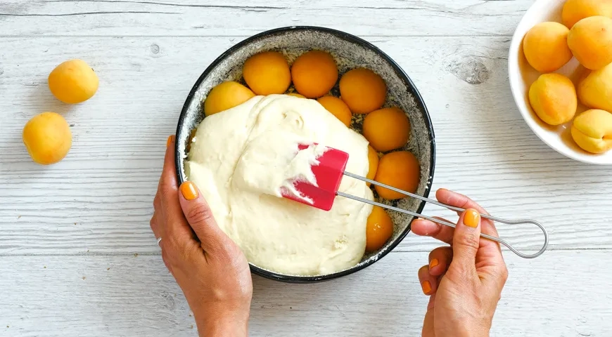 Заливной пирог с абрикосами: шаг 6