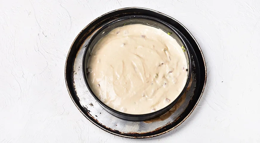 Заливной пирог с колбасой: шаг 6