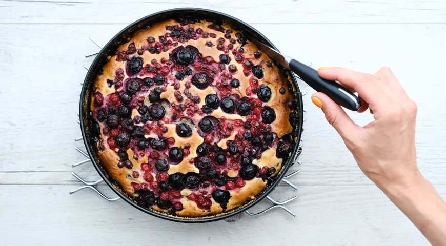 Заливной пирог со смородиной: шаг 6