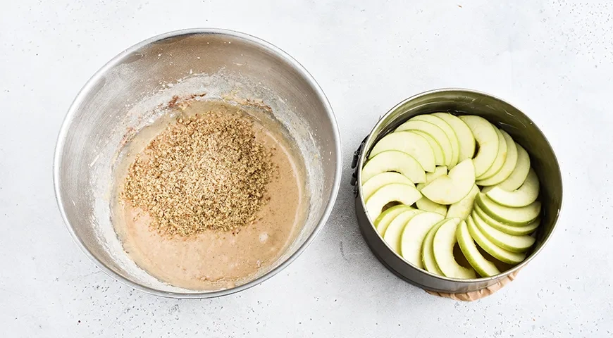 Заливной яблочный пирог: шаг 6