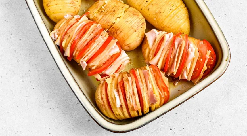 Картошка-гармошка, запеченная в духовке, с беконом и сыром: шаг 6