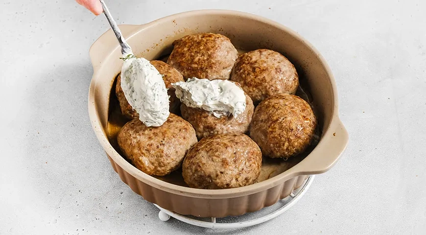 Запеченные котлеты в сметанном соусе: шаг 6