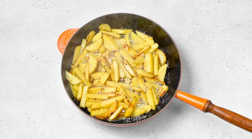 Жареная картошка с беконом и яйцом: шаг 6