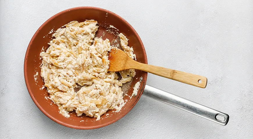 Жареные макароны с творогом: шаг 6