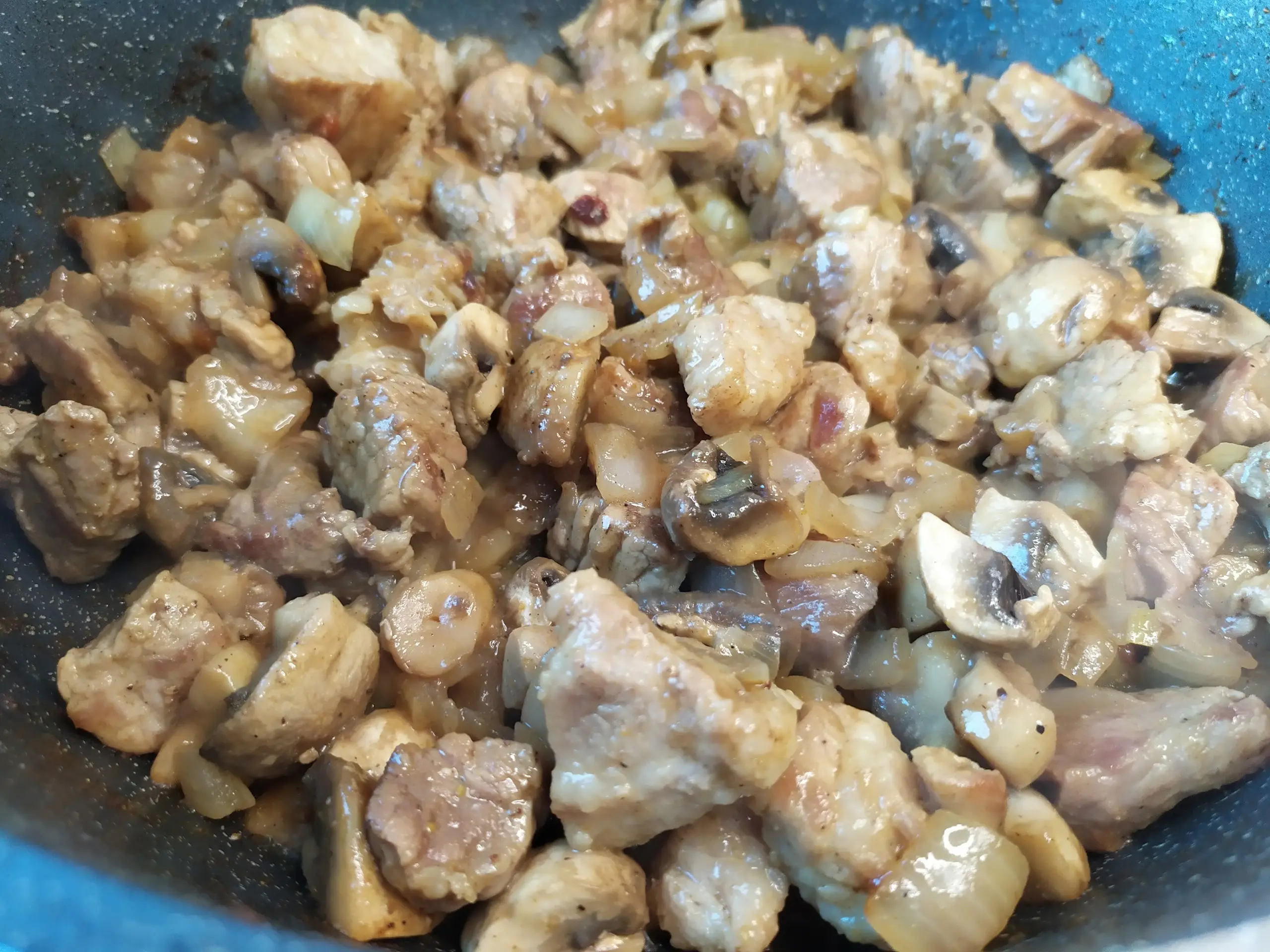 Шаг 6: Жаркое со свининой и грибами