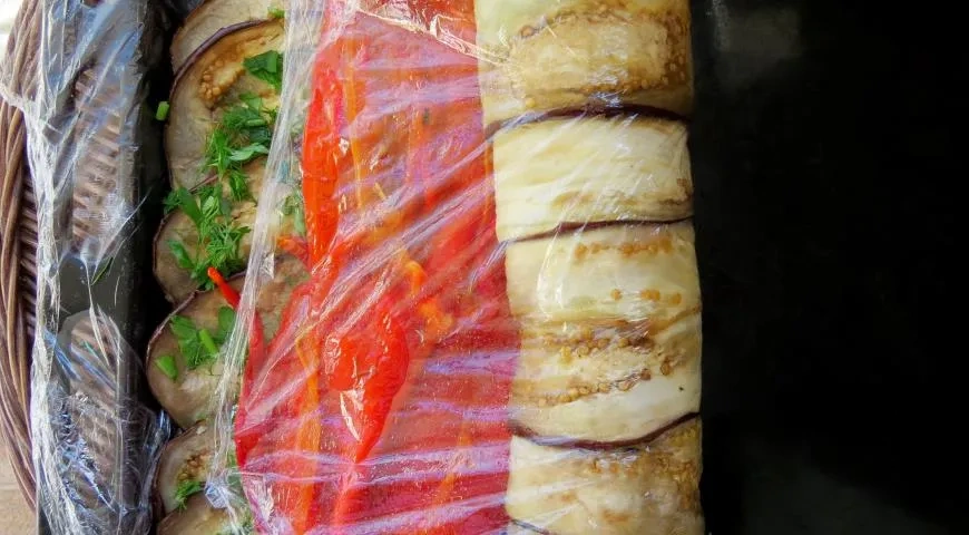 Баклажановый рулет с запеченным перцем: шаг 7