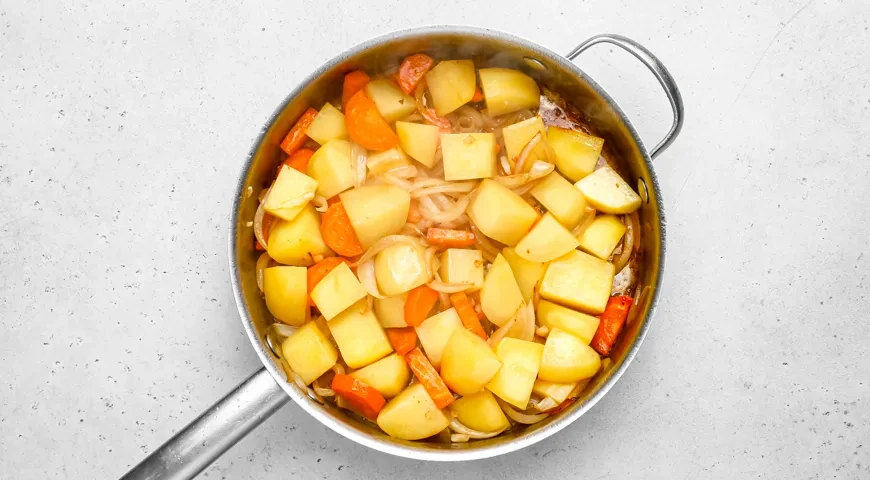 Баранина с картошкой и овощами на сковороде: шаг 7